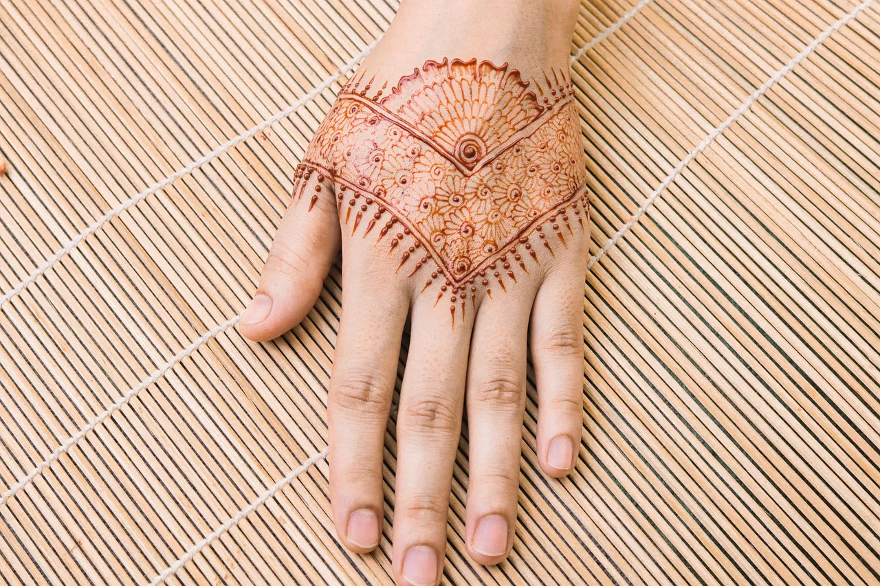 Bras orne de tatouages temporaires artistiques colores