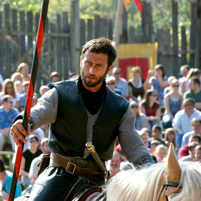 Acteur en costume de chevalier médiéval pour animation historique évènementielle