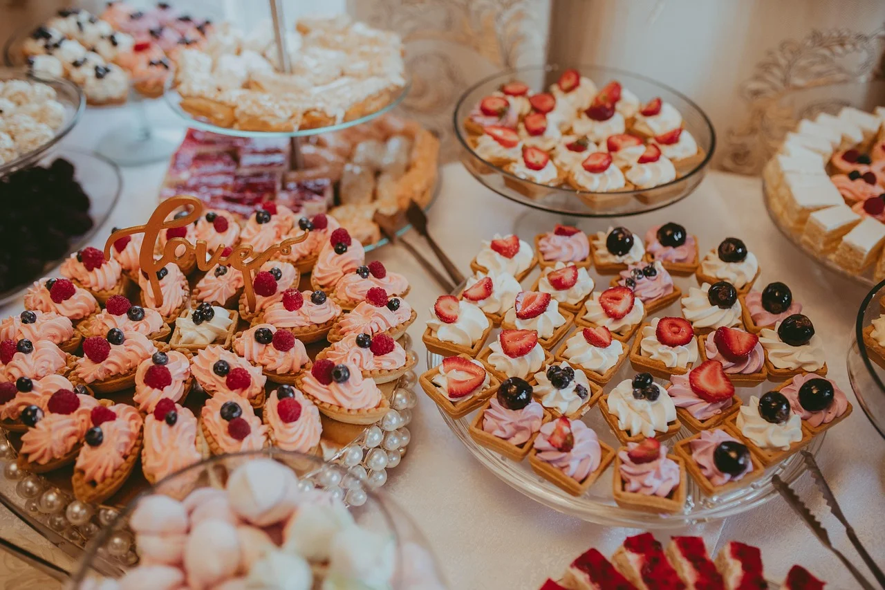 Buffet de desserts et patisseries varies presente sur une table