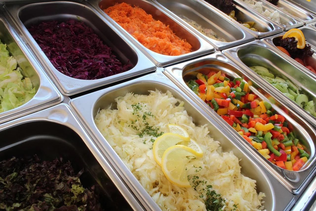 Bar a salades fraiches avec ingredients varies pour composer son plat