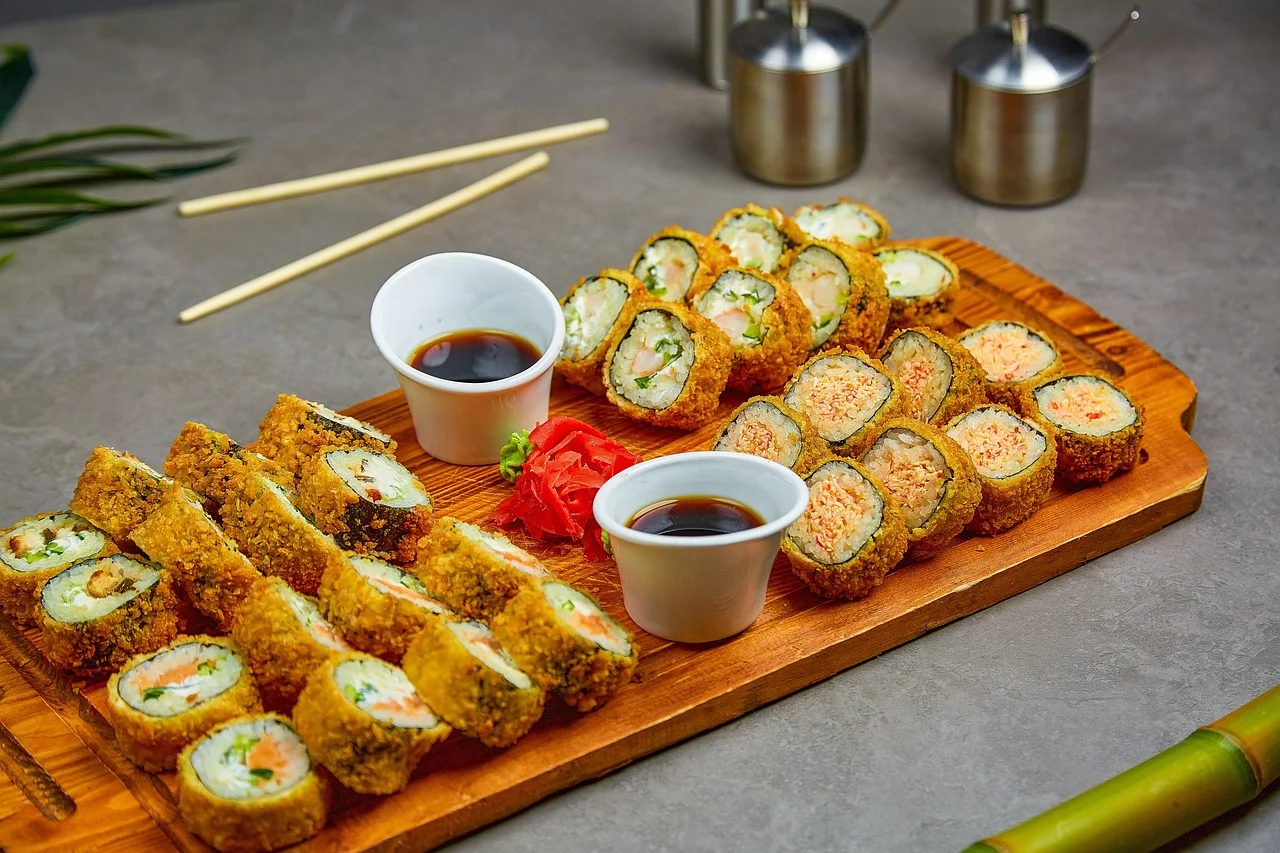 Assortiment de sushis et makis frais presentes sur un plateau