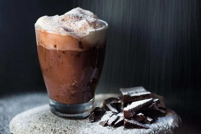 Tasse de chocolat chaud fumant pour une animation bar gourmand