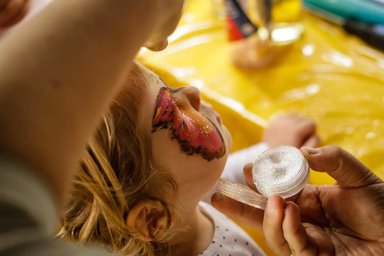 Enfant se faisant maquiller le visage lors d'une animation