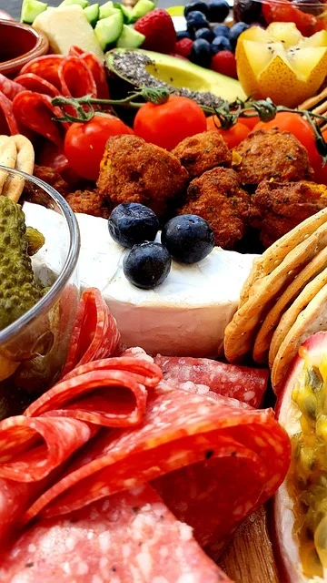 Planche de charcuterie et fromages assortis pour une animation gourmande