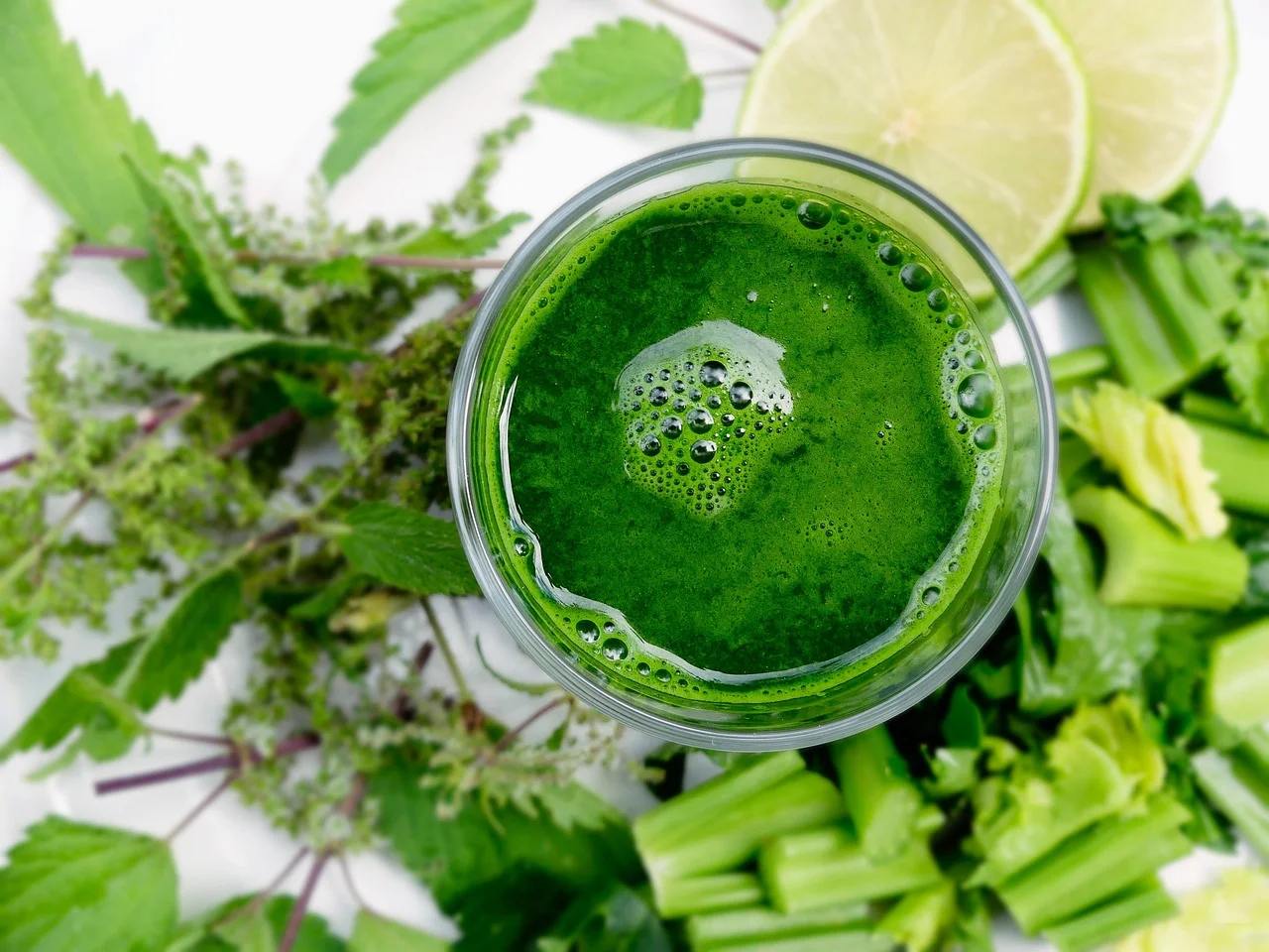 Smoothies colores et vitamines prepares lors d'une animation bar a smoothies