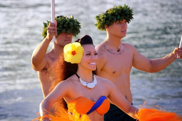 Danseuse en costume traditionnel tahitien pour animation évènementielle à thème