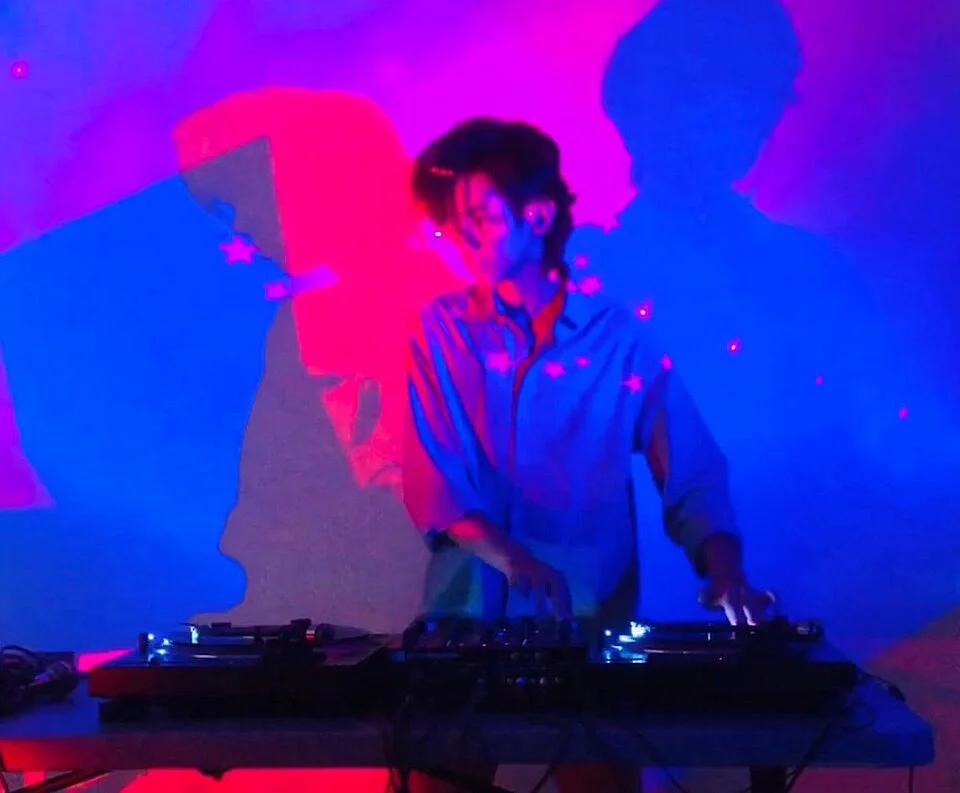 DJ professionnel aux platines lors d une animation musicale événementielle