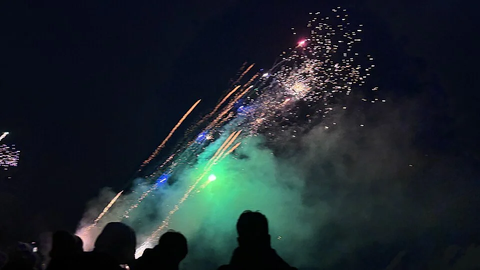 Feu d artifice illuminant le ciel nocturne lors d un événement