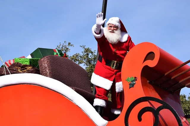 Homme costumé en Père Noël pour animation évènementielle de fin d'année