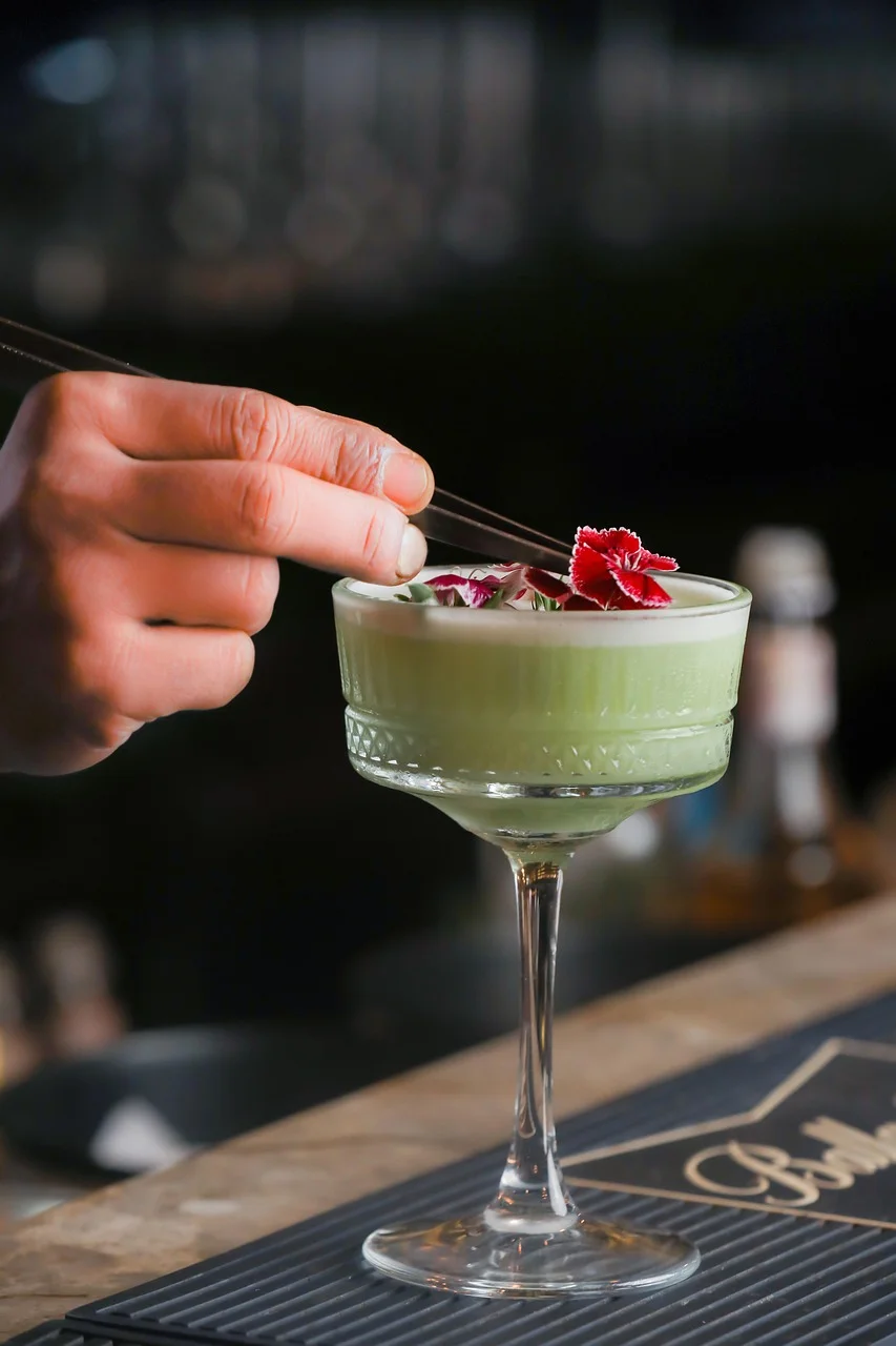 Barman preparant un cocktail lors d'une animation mixologie