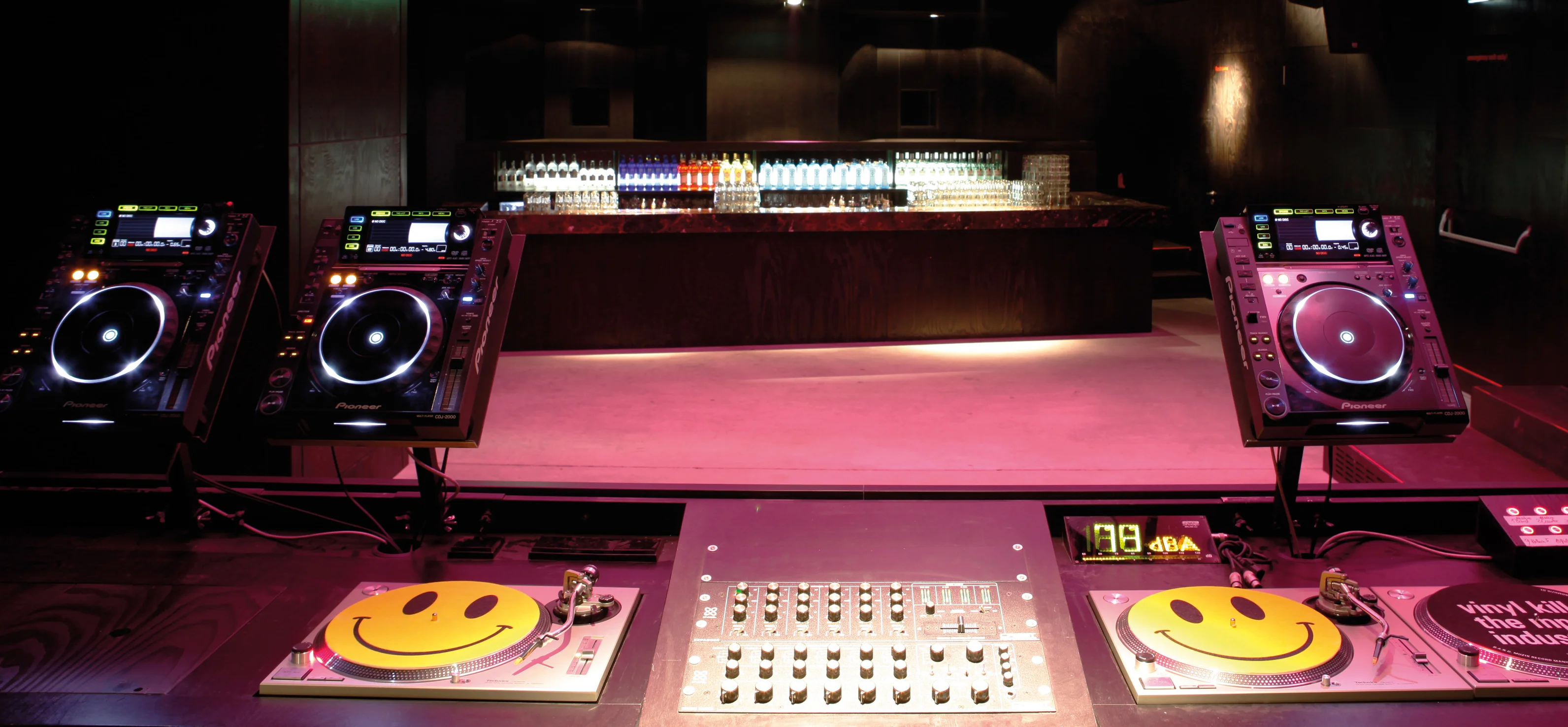Cabine DJ avec platines et table de mixage pour animation musicale