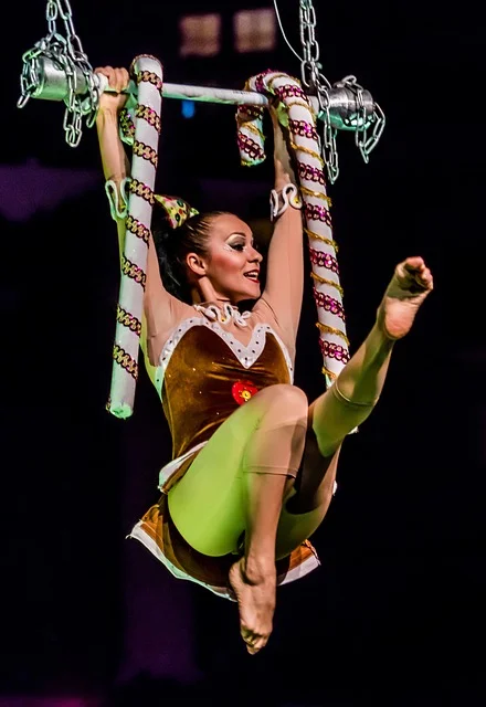 Acrobate suspendu en performance aérienne pour animation évènementielle façon trapéziste