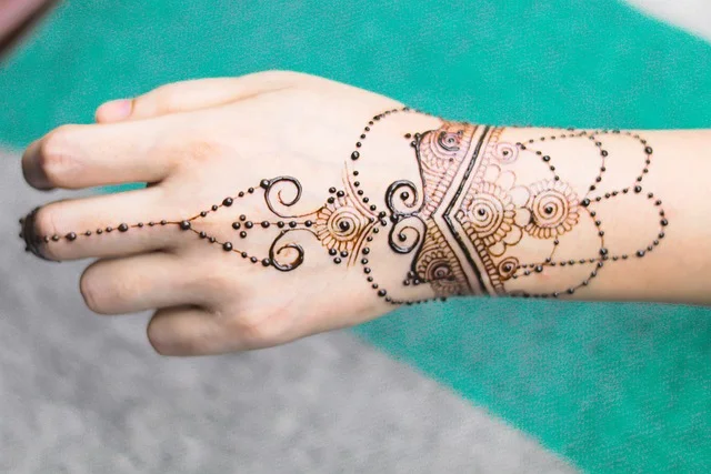 Tatouage au henné réalisé sur une main pour animation évènementielle