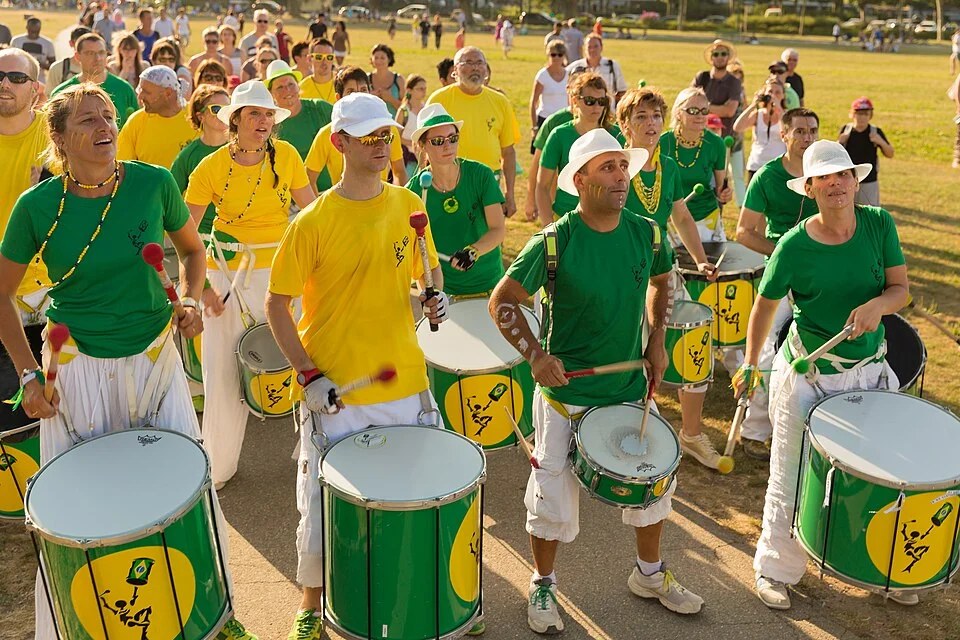 Groupe de percussionnistes en pleine performance, animation batucada rythmée