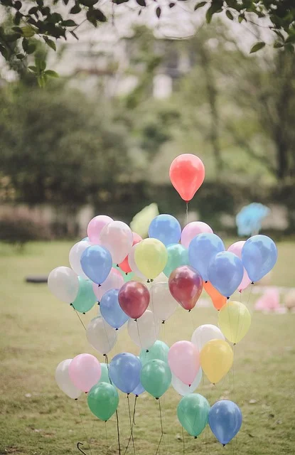 Ballons décoratifs colorés pour une décoration évènementielle de mariage