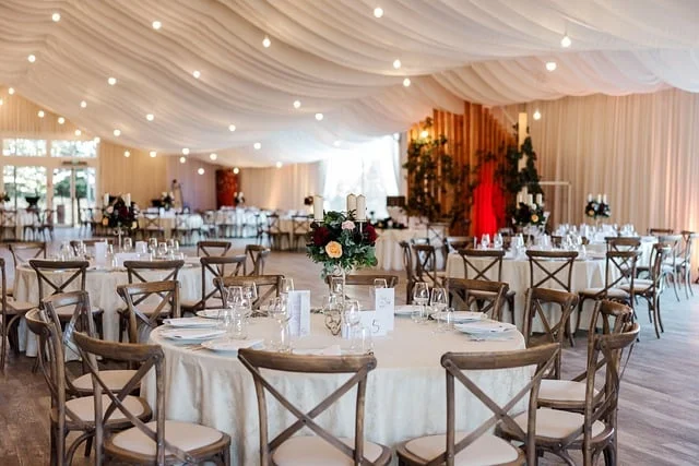Salle de réception décorée pour un évènement avec tables dressées