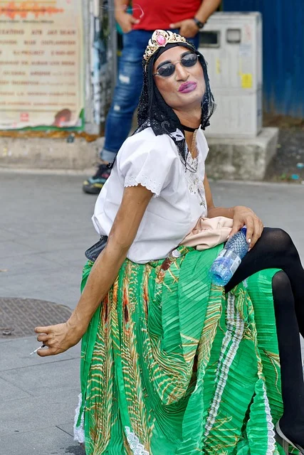 Artiste drag queen maquillé et costumé pour un show évènementiel