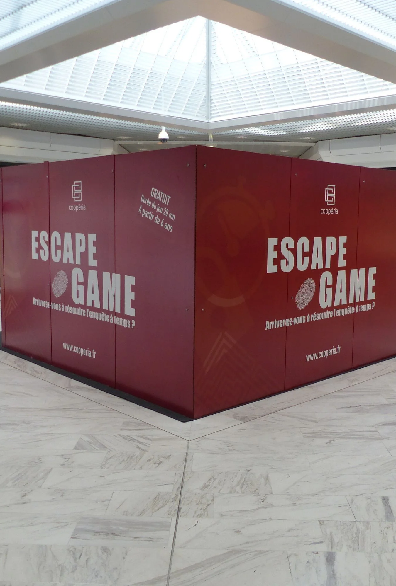Joueurs résolvant des énigmes lors d'un escape game