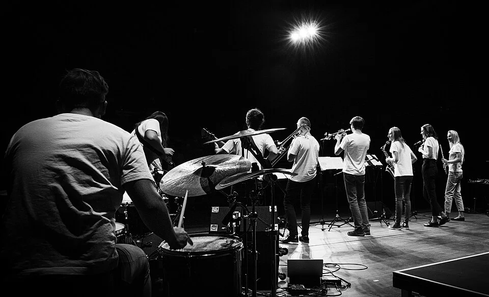 Groupe de jazz-funk en pleine performance lors d'un concert