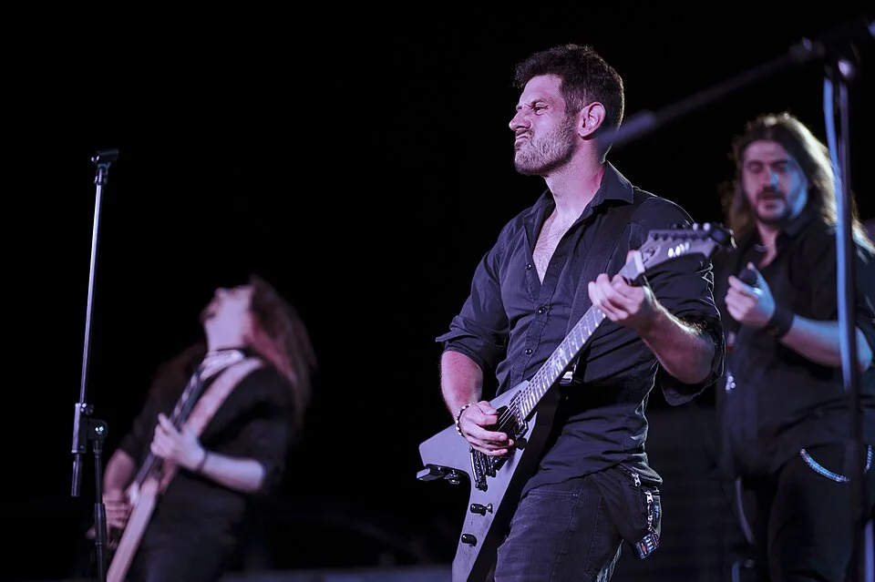 Groupe de rock se produisant en concert extérieur de nuit