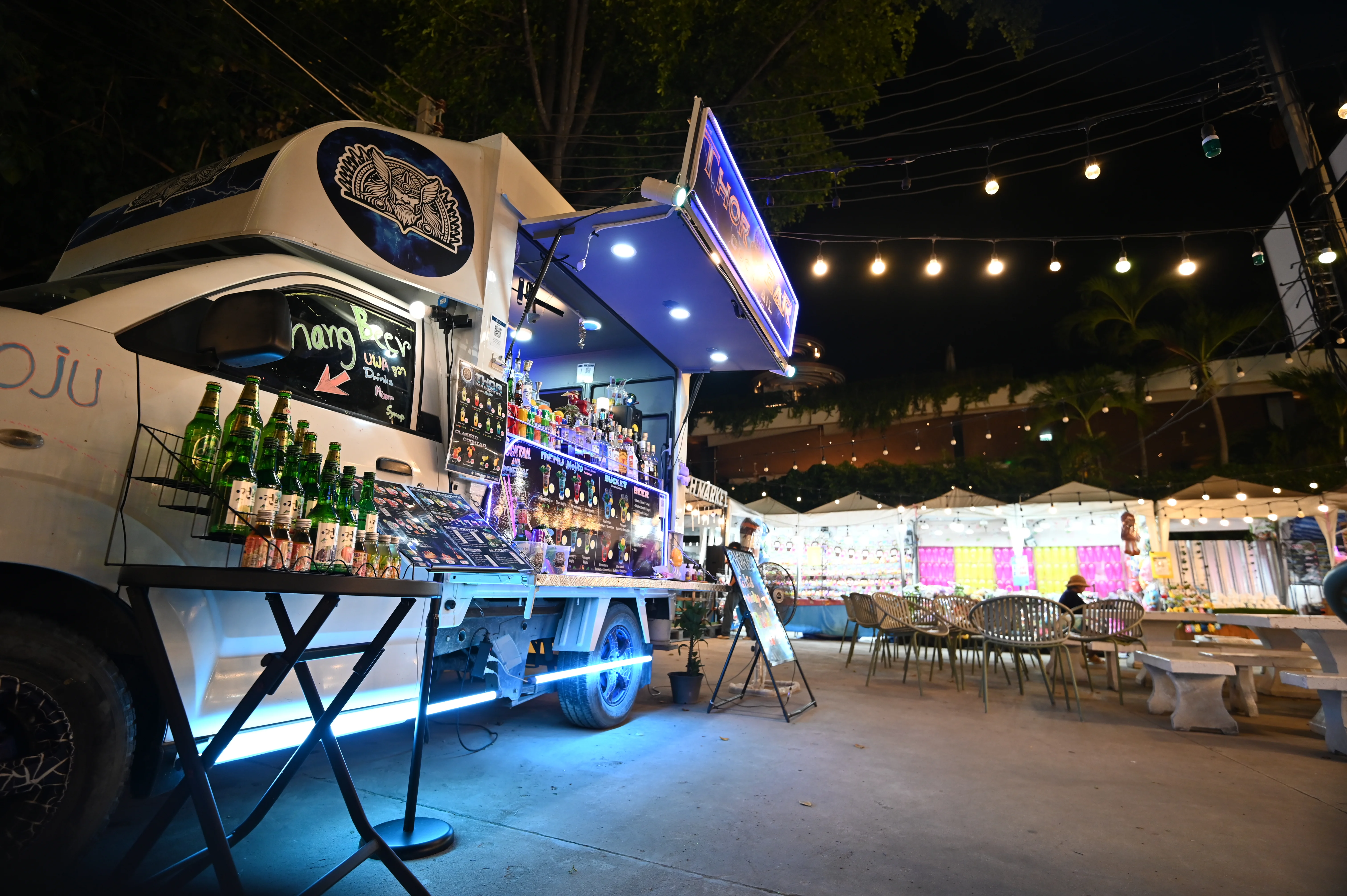 Bar mobile lumineux installé lors d'une réception en soirée