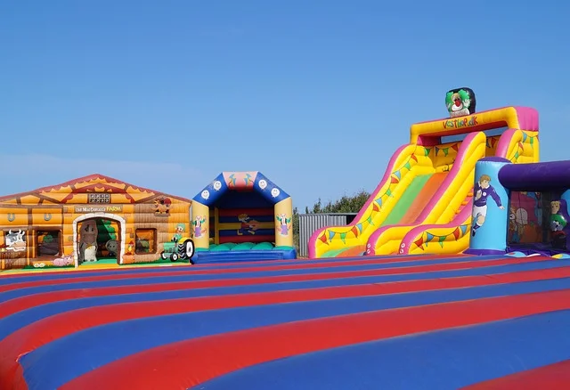 Château gonflable coloré installé pour une animation évènementielle
