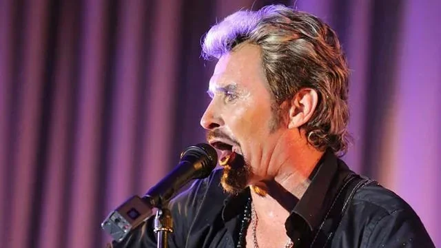 Sosie professionnel de star interprétant un show live sur scène
