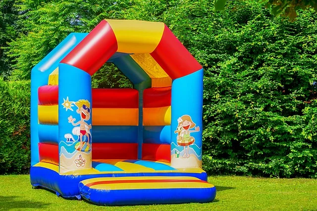 Structure gonflable multicolore installée pour une animation évènementielle