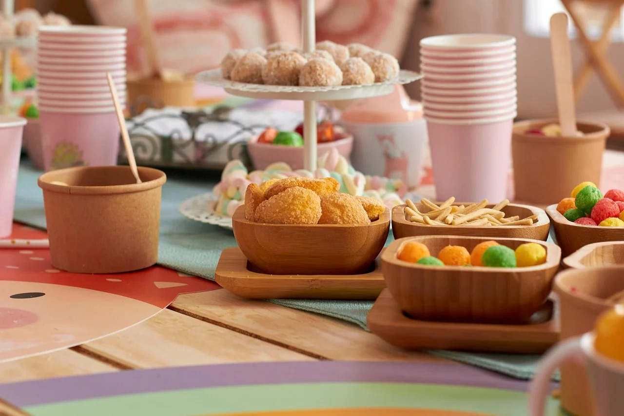 Table d'anniversaire decoree avec gateau et ballons