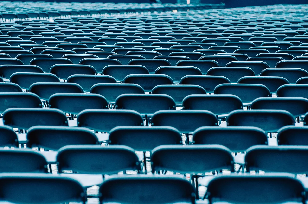 Rangees de chaises vides dans une salle de congres