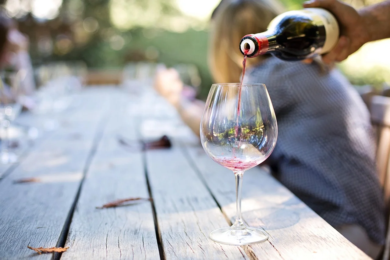 Verres de vin alignes pour une degustation