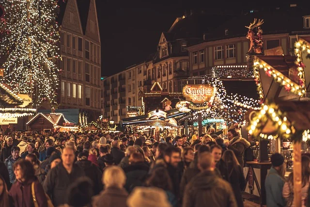 Marche de fete traditionnelle illumine