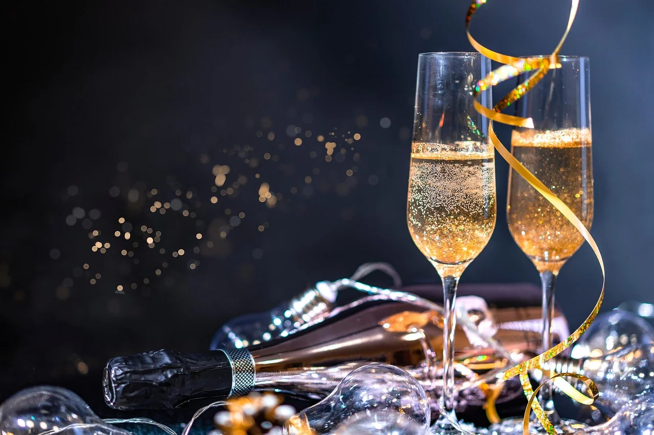 Coupes de champagne et ambiance luxueuse