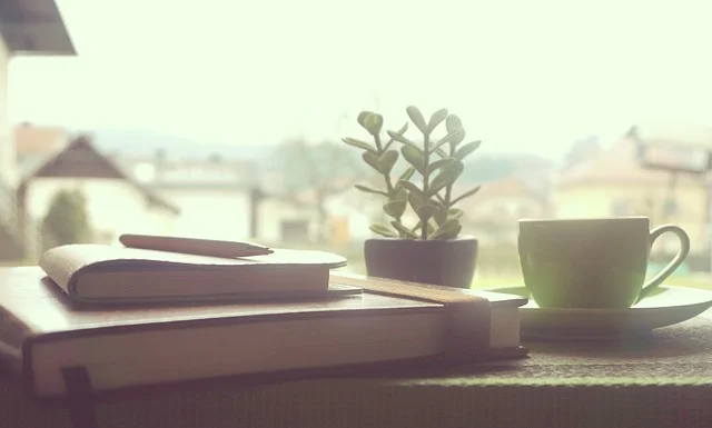 Tasse de cafe et viennoiseries pour un petit-dejeuner au bureau