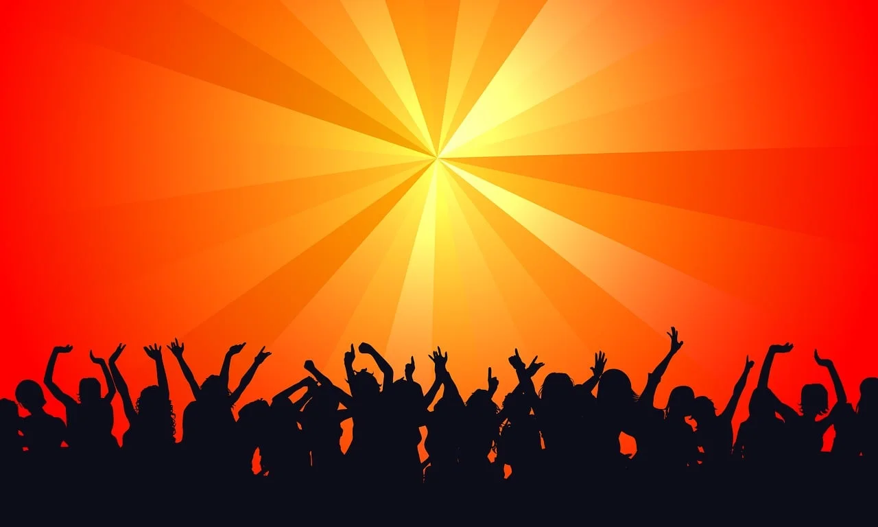 Groupe d'amis celebrant ensemble un evenement
