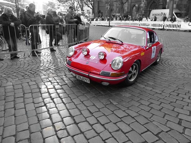 Voiture de course lors d'une soiree de rallye