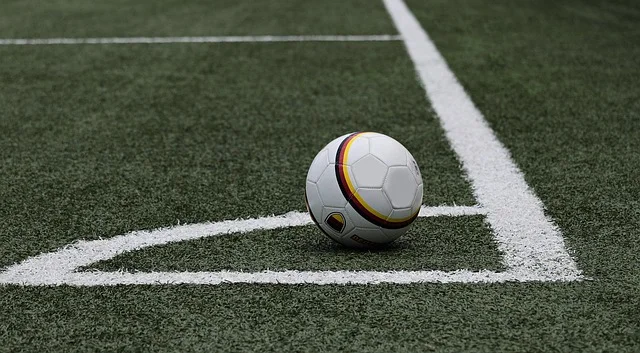 Equipe jouant au football en exterieur pour un team building