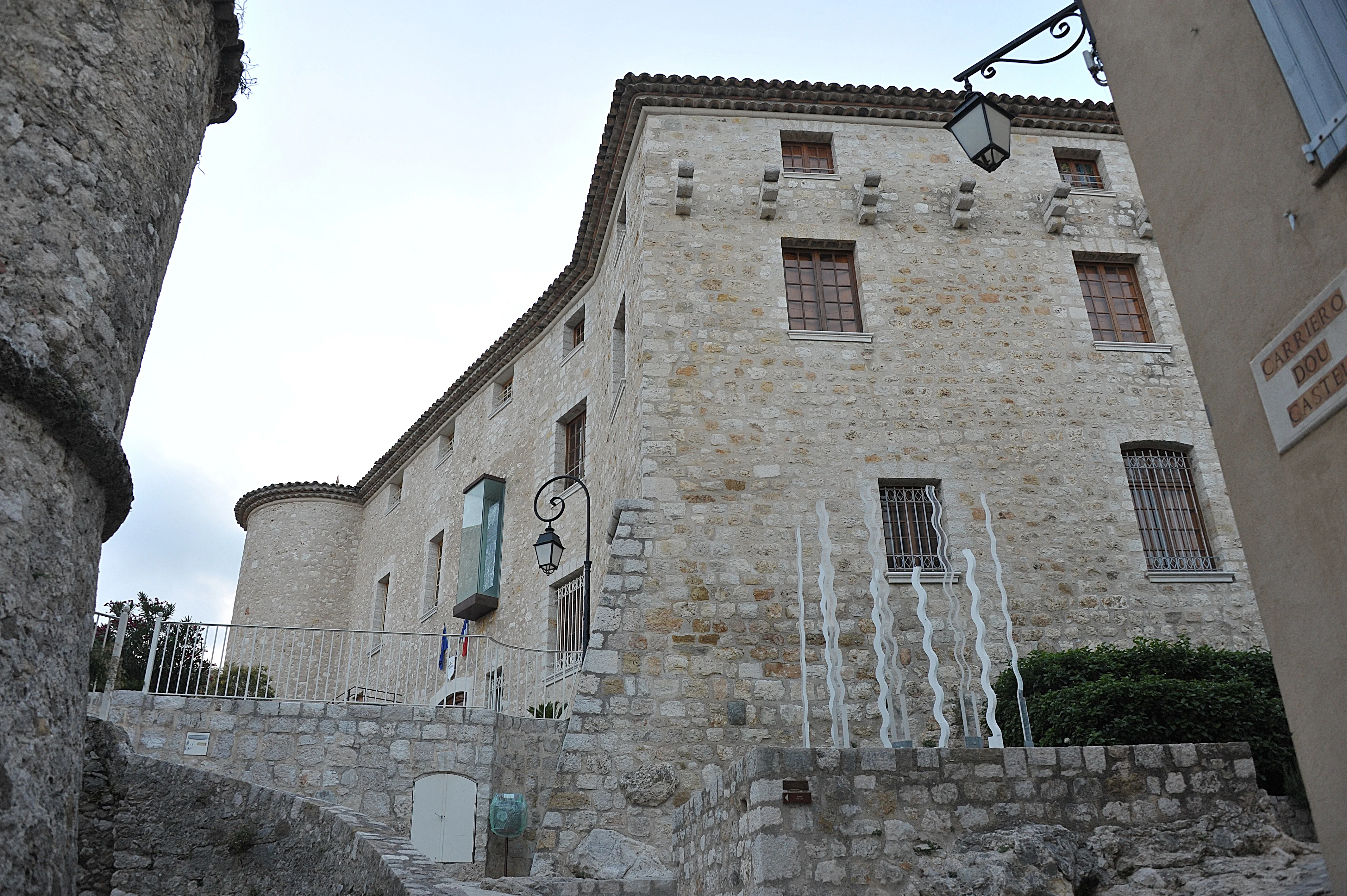 Le château et le vieux village de Carros