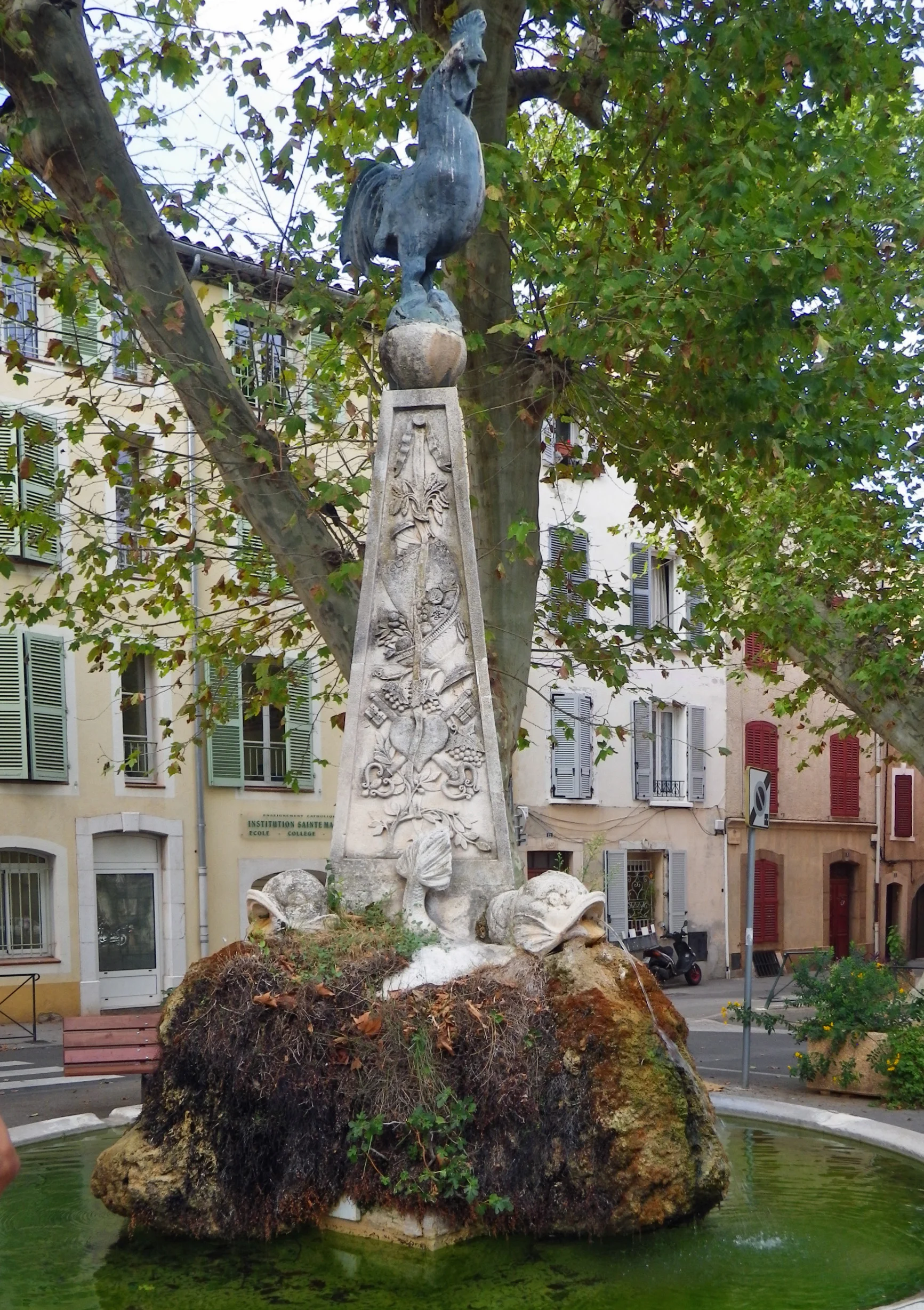 Place Général de Gaulle à Cuers