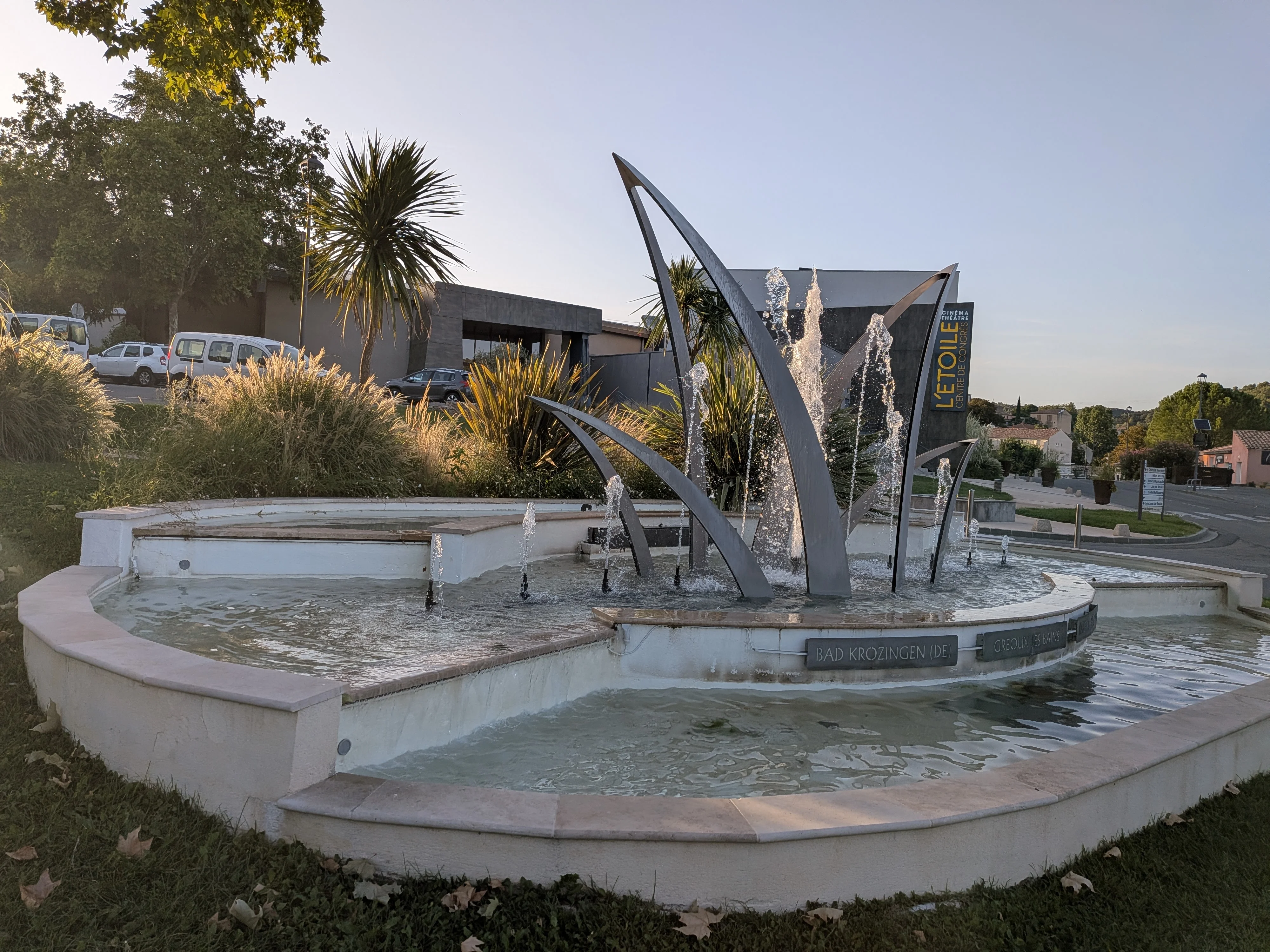 Fontaine de jumelage devant l'Étoile à Gréoux-les-Bains