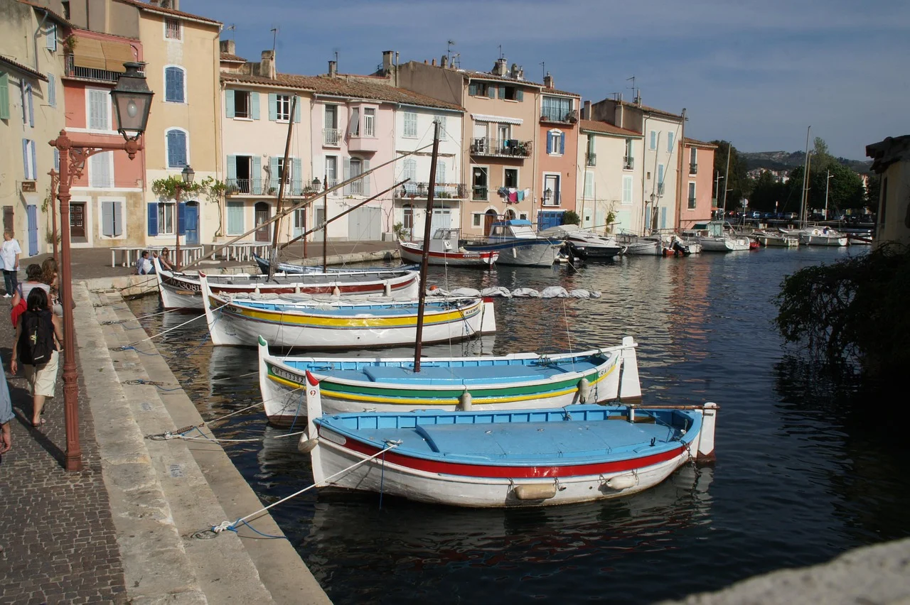 Quartier de l'Île à Martigues : maisons colorées et barques pointues traditionnelles sur le canal Saint-Sébastien