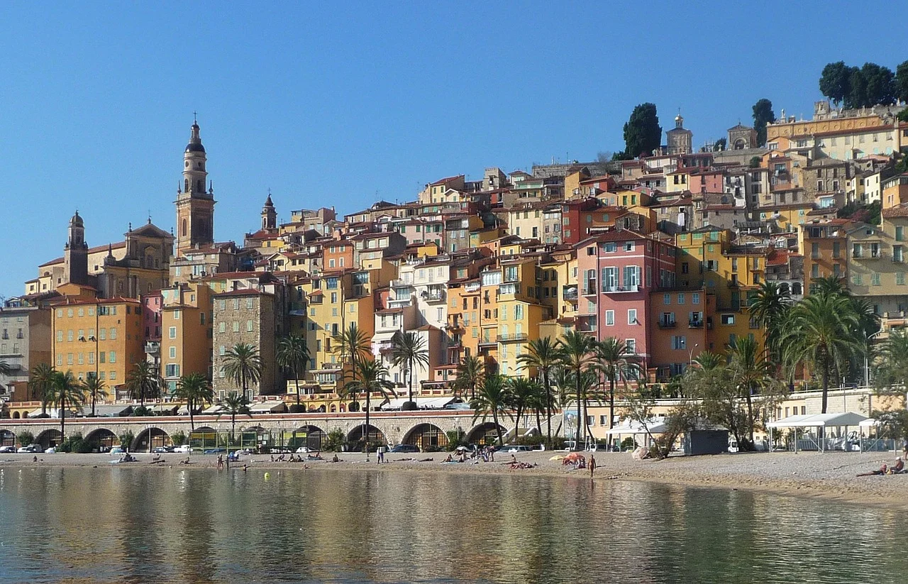 Le centre historique colore de Menton en bord de Mediterranee