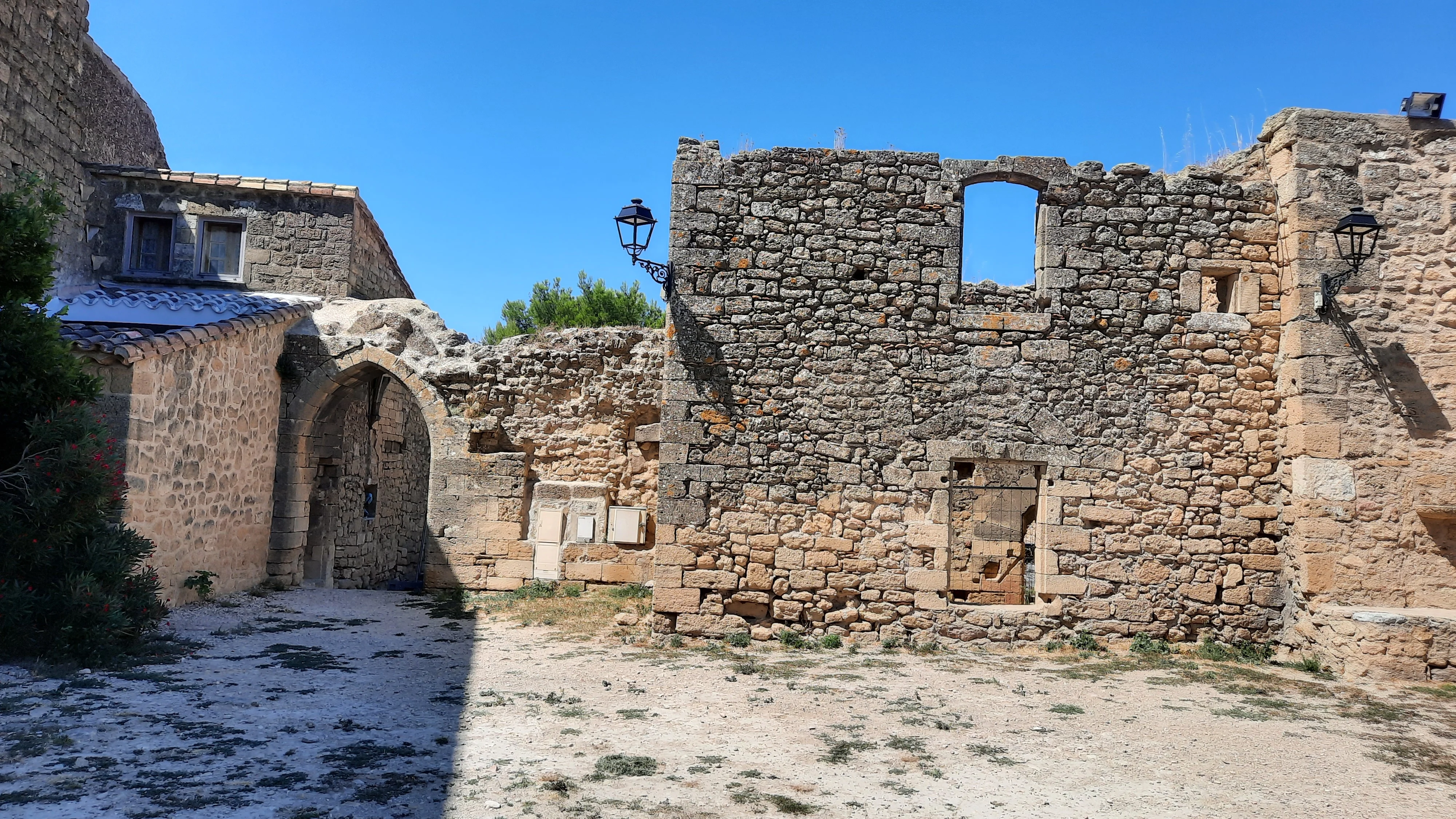 Vestiges du village médiéval de Miramas-le-Vieux