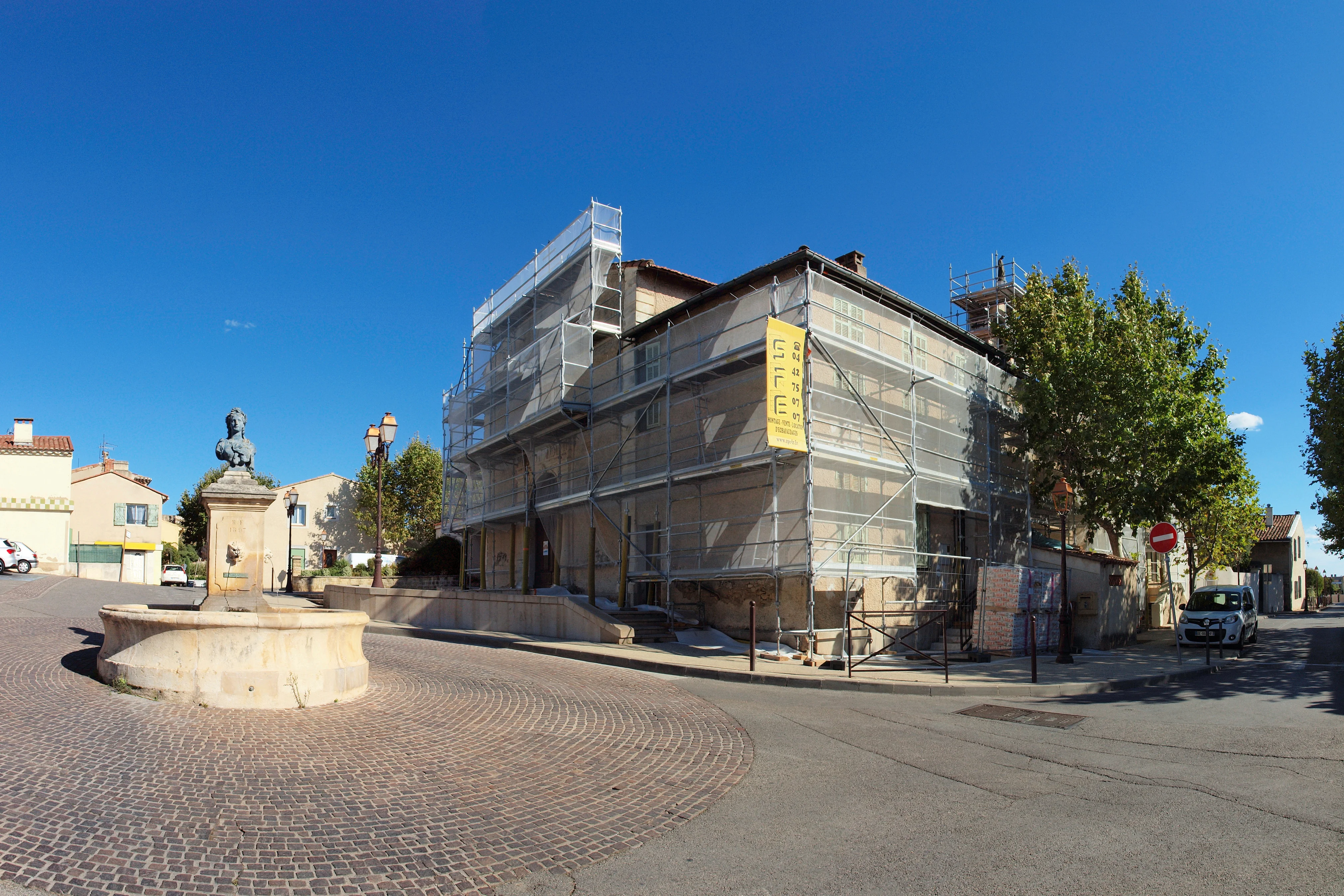 Fontaine Marianne et église de Rognac
