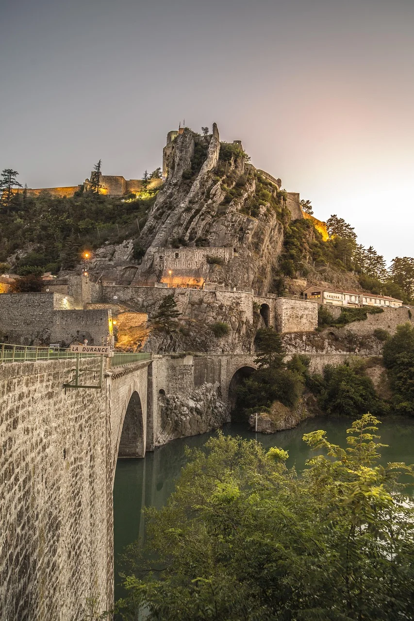 La citadelle de Sisteron surplombant la Durance